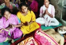 Metpally: తండ్రి అంత్యక్రియల ఆర్థికసాయం కోసం కూతుళ్ళ ఎదురుచూపు metpally